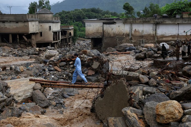 Pakistani villagers scared to go back to deluged homes after floods kill over 340 - Ảnh 1. Pakistani villagers scared to go back to deluged homes after floods kill over 340 - Ảnh 1.