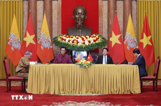 Vietnamese president hosts welcome ceremony for King, Queen of Bhutan - Ảnh 1.