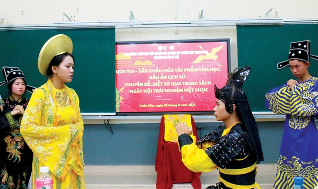 Teen Trường THPT Marie Curie học lịch sử qua diễn kịch, tìm hiểu văn hóa Việt qua tà áo- Ảnh 1.
