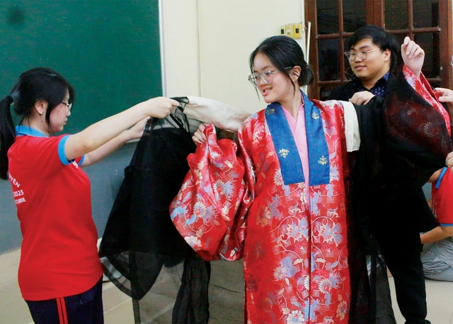 Teen Trường THPT Marie Curie học lịch sử qua diễn kịch, tìm hiểu văn hóa Việt qua tà áo- Ảnh 7.