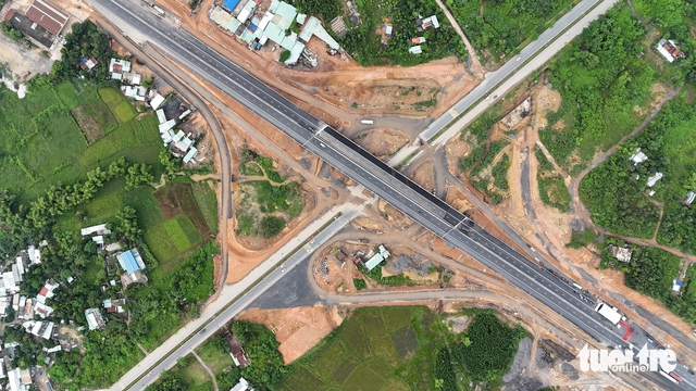 Vietnam launches or completes infrastructure projects worth almost $49bn across 34 cities, provinces- Ảnh 4.