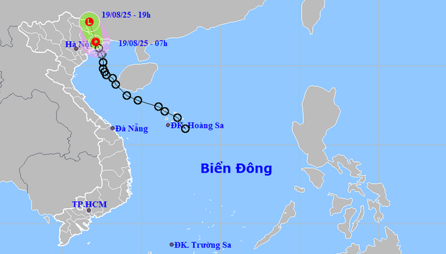 Tropical depression makes landfall in Vietnam’s Quang Ninh-Hai Phong - Ảnh 1.