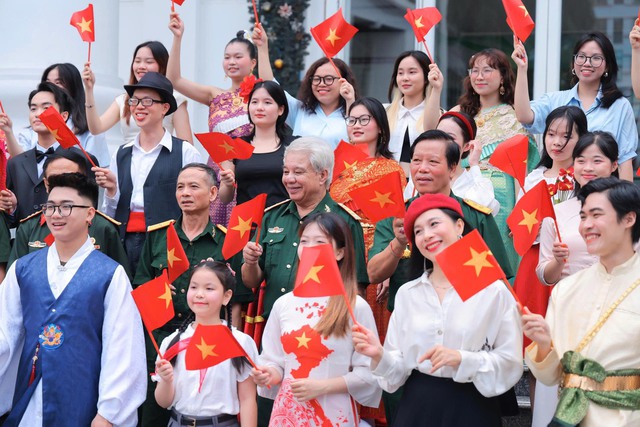 Nhạc sĩ Nguyễn Văn Chung xúc động khi nghe Viết tiếp câu chuyện hòa bình phiên bản 13 ngôn ngữ- Ảnh 4.