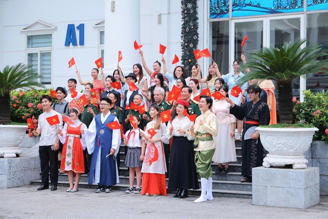 Nhạc sĩ Nguyễn Văn Chung xúc động khi nghe Viết tiếp câu chuyện hòa bình phiên bản 13 ngôn ngữ- Ảnh 1.