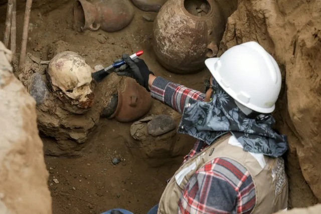 Gas workers uncover 1,000-year-old mummy in Peru - Ảnh 1.