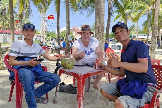 Diamond ring lost at Da Nang beach returned to Australian tourist - Ảnh 1.