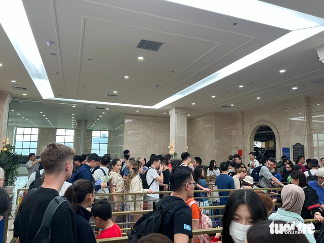 Readers divided over loud talk in public in Vietnam - Ảnh 1.