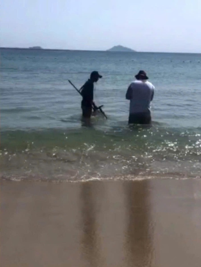 Diamond ring lost at Da Nang beach returned to Australian tourist - Ảnh 2.