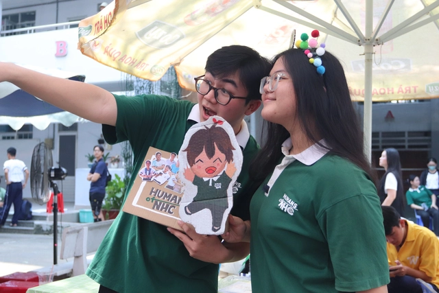 'Bắt sóng' các câu lạc bộ tại Ngày hội CLB - đội - nhóm Trường THPT Nguyễn Hữu Cầu- Ảnh 1.