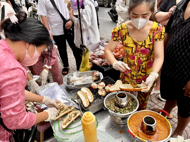 Điều ít biết về món bánh mì sốt gạch cua sốt rần rần mạng xã hội- Ảnh 3.