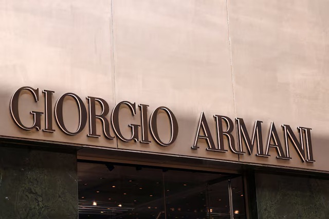 Italy antitrust fines Giorgio Armani 3.5 million euros for unfair commercial practices - Ảnh 1.