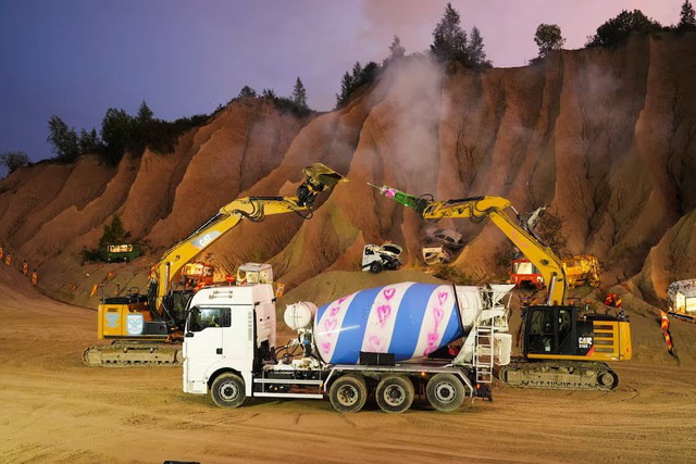 Love-struck trucks and diggers: Estonia's take on 'Romeo and Juliet' - Ảnh 4.