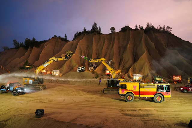 Love-struck trucks and diggers: Estonia's take on 'Romeo and Juliet' - Ảnh 5.
