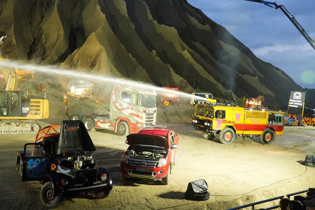 Love-struck trucks and diggers: Estonia's take on 'Romeo and Juliet' - Ảnh 2.
