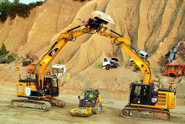 Love-struck trucks and diggers: Estonia's take on 'Romeo and Juliet' - Ảnh 3.
