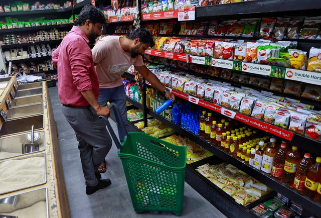 Humble coconut oil turns into a luxury on rising demand, shrinking output- Ảnh 1. Humble coconut oil turns into a luxury on rising demand, shrinking output- Ảnh 1.