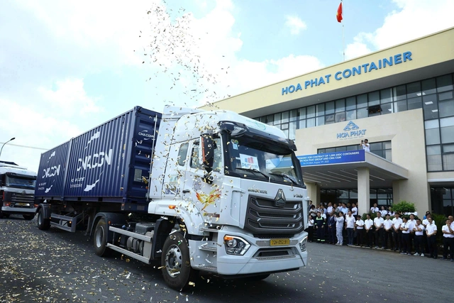 Vietnamese firm delivers 1,000 containers to French shipping giant CMA CGM - Ảnh 1.