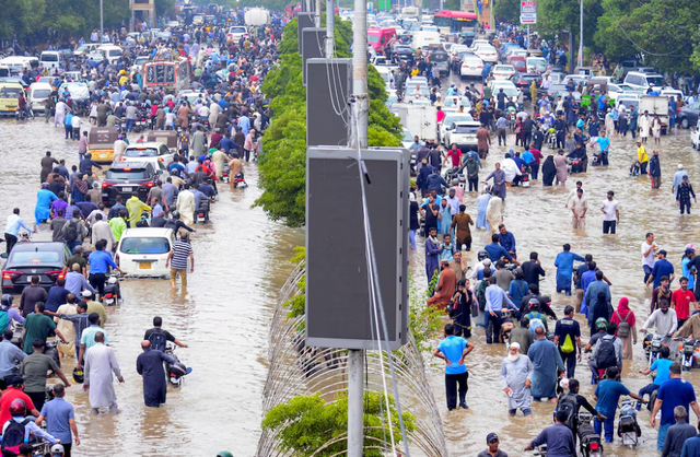 Pakistan's Karachi hit by torrential rain and floods
- Ảnh 3.
