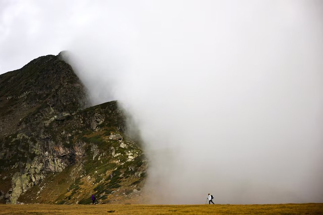 Hundreds celebrate 'divine new year' near Bulgarian mountain lake- Ảnh 2. Hundreds celebrate 'divine new year' near Bulgarian mountain lake- Ảnh 2.