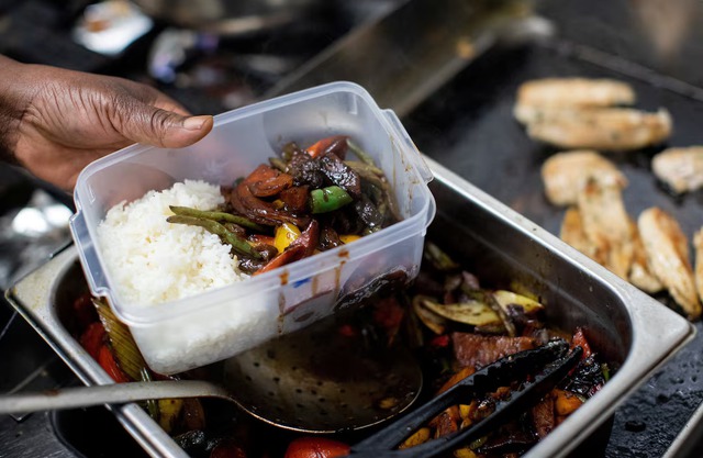 Wary diners shun restaurants, raising prospect of boost for retailers- Ảnh 1. Wary diners shun restaurants, raising prospect of boost for retailers- Ảnh 1.