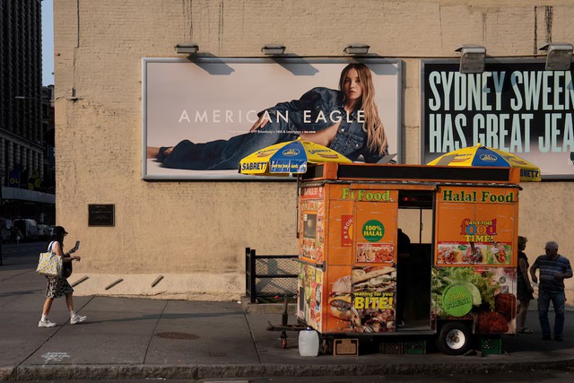 Swatch ad that sparked backlash puts focus on risky campaigns amid diversity rollbacks- Ảnh 2. Swatch ad that sparked backlash puts focus on risky campaigns amid diversity rollbacks- Ảnh 2.