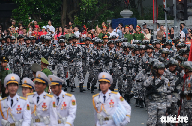 Crowds fill streets around Hanoi’s Ba Dinh square ahead of parade rehearsal
- Ảnh 1. Crowds fill streets around Hanoi’s Ba Dinh square ahead of parade rehearsal
- Ảnh 1.