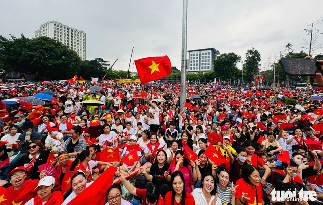 Crowds fill streets around Hanoi’s Ba Dinh square ahead of parade rehearsal
- Ảnh 11. Crowds fill streets around Hanoi’s Ba Dinh square ahead of parade rehearsal
- Ảnh 11.