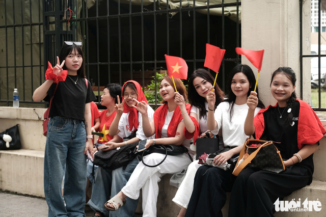 Crowds fill streets around Hanoi’s Ba Dinh square ahead of parade rehearsal
- Ảnh 12. Crowds fill streets around Hanoi’s Ba Dinh square ahead of parade rehearsal
- Ảnh 12.