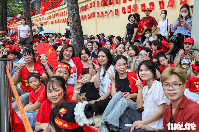Crowds fill streets around Hanoi’s Ba Dinh square ahead of parade rehearsal
- Ảnh 16. Crowds fill streets around Hanoi’s Ba Dinh square ahead of parade rehearsal
- Ảnh 16.