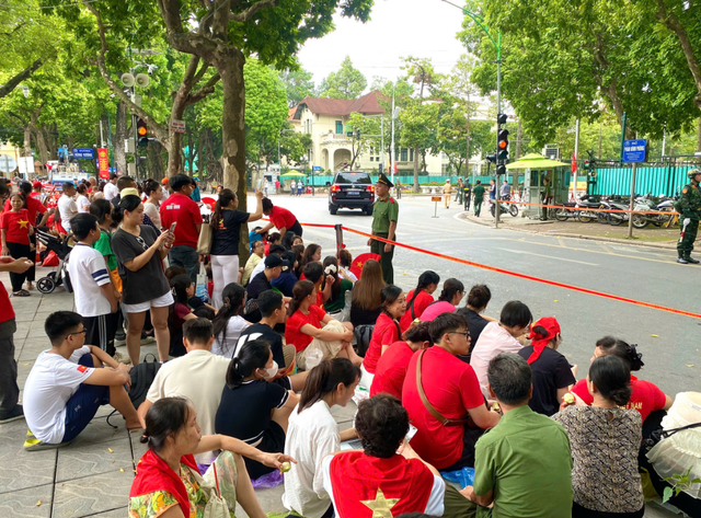 Crowds fill streets around Hanoi’s Ba Dinh square ahead of parade rehearsal
- Ảnh 17. Crowds fill streets around Hanoi’s Ba Dinh square ahead of parade rehearsal
- Ảnh 17.