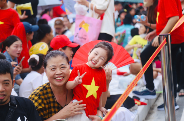 Crowds fill streets around Hanoi’s Ba Dinh square ahead of parade rehearsal
- Ảnh 2. Crowds fill streets around Hanoi’s Ba Dinh square ahead of parade rehearsal
- Ảnh 2.