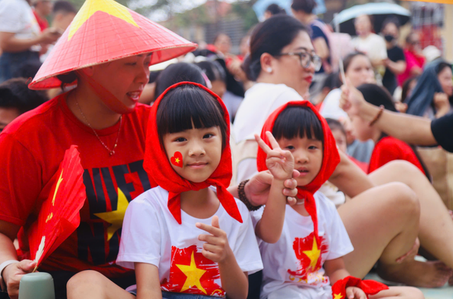 Crowds fill streets around Hanoi’s Ba Dinh square ahead of parade rehearsal
- Ảnh 3. Crowds fill streets around Hanoi’s Ba Dinh square ahead of parade rehearsal
- Ảnh 3.