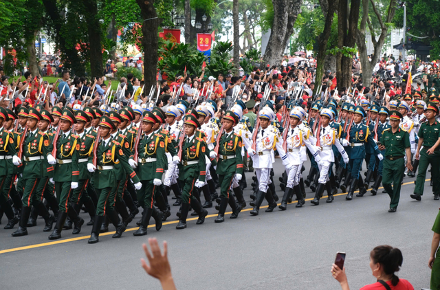 Crowds fill streets around Hanoi’s Ba Dinh square ahead of parade rehearsal
- Ảnh 4. Crowds fill streets around Hanoi’s Ba Dinh square ahead of parade rehearsal
- Ảnh 4.