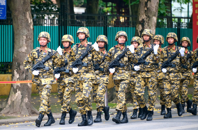 Crowds fill streets around Hanoi’s Ba Dinh square ahead of parade rehearsal
- Ảnh 5. Crowds fill streets around Hanoi’s Ba Dinh square ahead of parade rehearsal
- Ảnh 5.