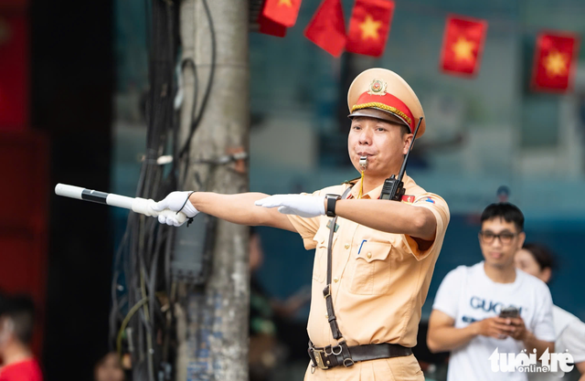 Crowds fill streets around Hanoi’s Ba Dinh square ahead of parade rehearsal
- Ảnh 7. Crowds fill streets around Hanoi’s Ba Dinh square ahead of parade rehearsal
- Ảnh 7.
