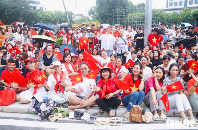 Crowds fill streets around Hanoi’s Ba Dinh square ahead of parade rehearsal
- Ảnh 8. Crowds fill streets around Hanoi’s Ba Dinh square ahead of parade rehearsal
- Ảnh 8.