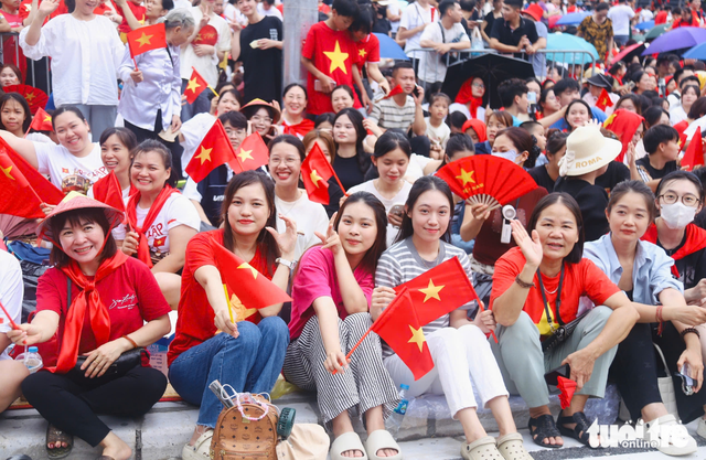 Crowds fill streets around Hanoi’s Ba Dinh square ahead of parade rehearsal
- Ảnh 9. Crowds fill streets around Hanoi’s Ba Dinh square ahead of parade rehearsal
- Ảnh 9.