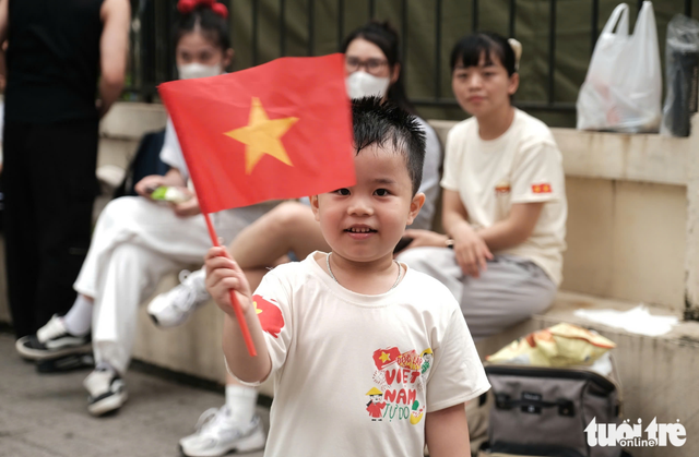 Crowds fill streets around Hanoi’s Ba Dinh square ahead of parade rehearsal
- Ảnh 10. Crowds fill streets around Hanoi’s Ba Dinh square ahead of parade rehearsal
- Ảnh 10.