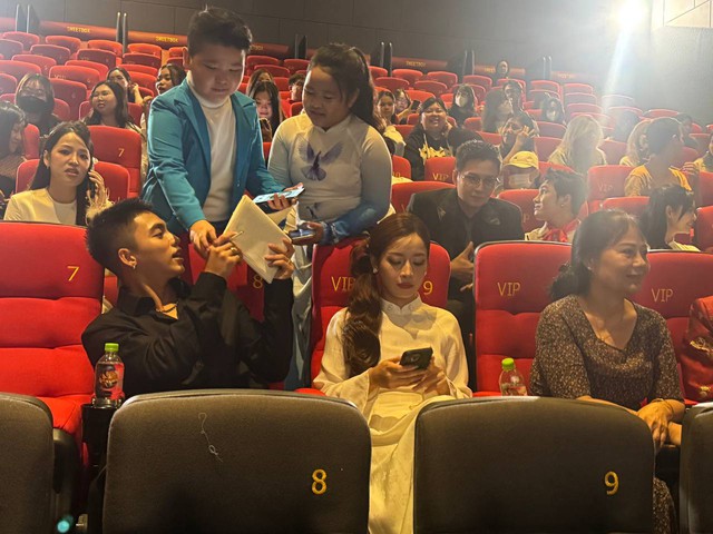 Hòa Minzy khiến nhiều nghệ sĩ bật khóc trong buổi ra mắt MV- Ảnh 2.