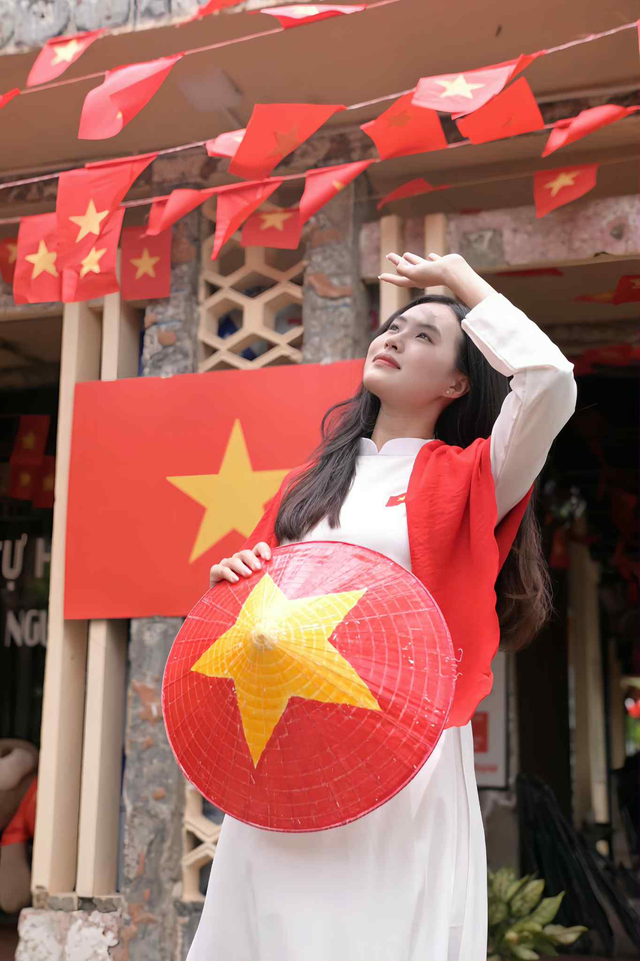 Người trẻ háo hức chụp ảnh kỷ niệm dịp Quốc khánh 2-9- Ảnh 3.