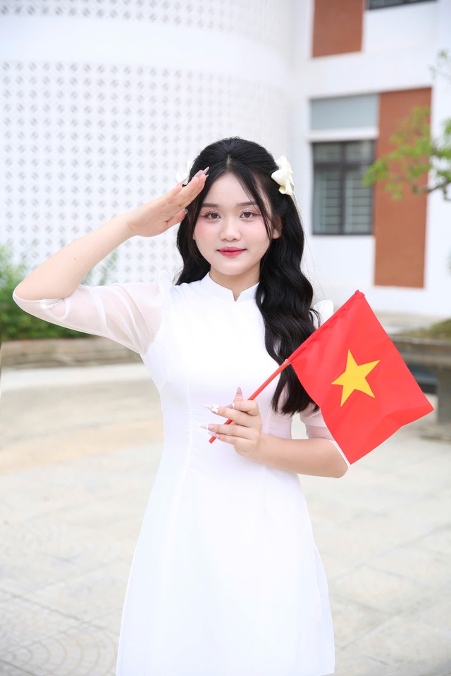 Người trẻ háo hức chụp ảnh kỷ niệm dịp Quốc khánh 2-9- Ảnh 4.