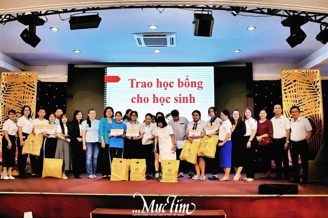 Hội Bảo vệ quyền trẻ em tổng kết 5 năm chương trình ‘Trao yêu thương - Nâng bước đến trường’ - Ảnh 2.