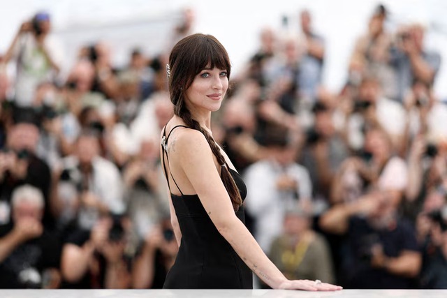 Dakota Johnson digs deep to deliver energy for movie 'Splitsville' - Ảnh 1.