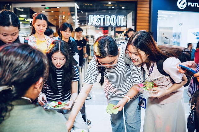 Teen yêu thích cổ phục cùng tái hiện hôn lễ xưa giữa lòng TP.HCM - Ảnh 3.