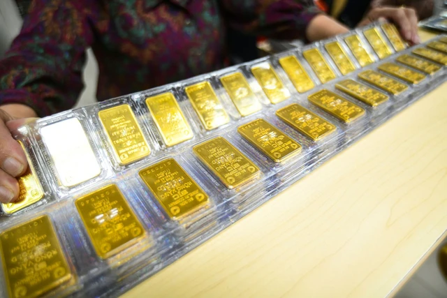 Gold prices surge after Fed signals; Vietnam sees record domestic highs - Ảnh 1.
