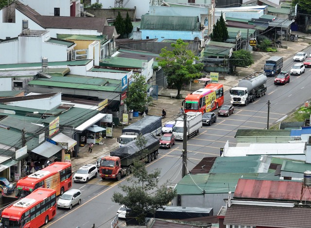 Traffic jams persist on Bao Loc Pass in Vietnam’s Central Highlands amid ongoing bridge construction - Ảnh 3.