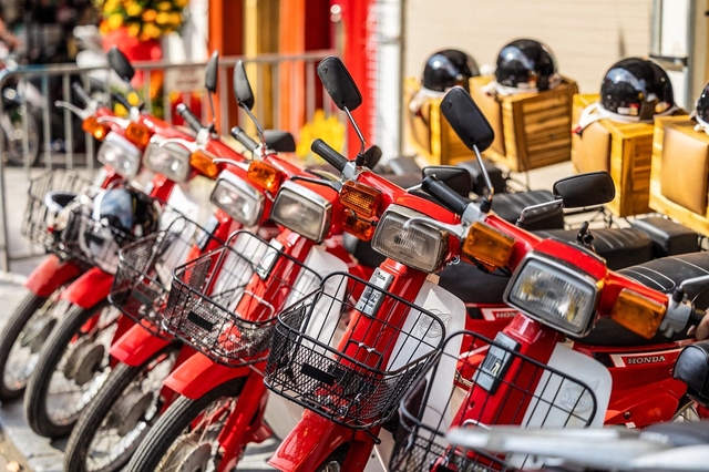 Company offers tour to explore Hanoi on classic red cub motorbikes- Ảnh 1. Company offers tour to explore Hanoi on classic red cub motorbikes- Ảnh 1.