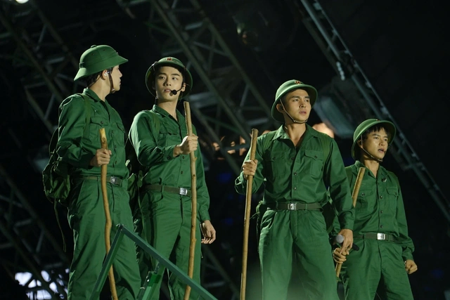 Diễn viên phim Mưa đỏ hòa giọng cùng Bùi Công Nam, Thanh Duy trong ca khúc siêu viral tại Concert Sao nhập ngũ 2025 - Ảnh 2.