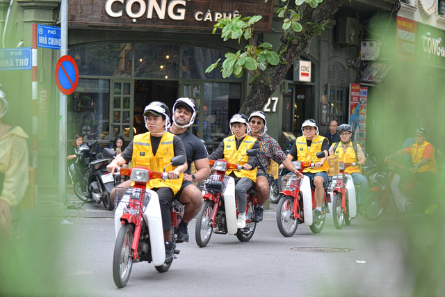 Company offers tour to explore Hanoi on classic red cub motorbikes- Ảnh 2. Company offers tour to explore Hanoi on classic red cub motorbikes- Ảnh 2.