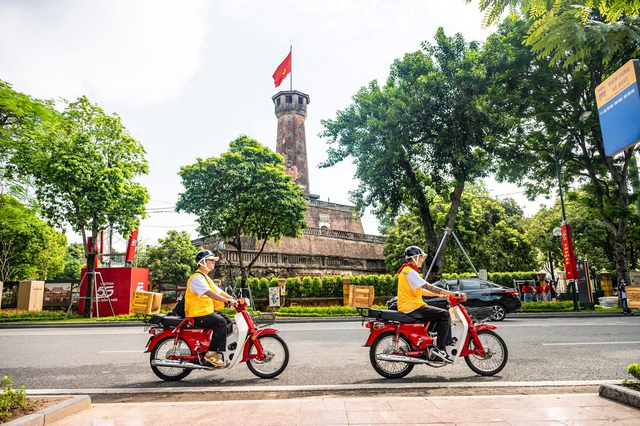 Company offers tour to explore Hanoi on classic red cub motorbikes- Ảnh 5. Company offers tour to explore Hanoi on classic red cub motorbikes- Ảnh 5.